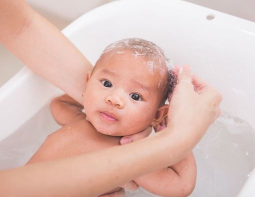 9 Kesalahan-Kesalahan yang Sering Dilakukan Saat Memandikan Bayi