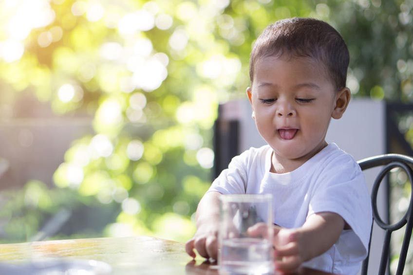 Kapan Bayi Boleh Mulai Minum Air Putih?