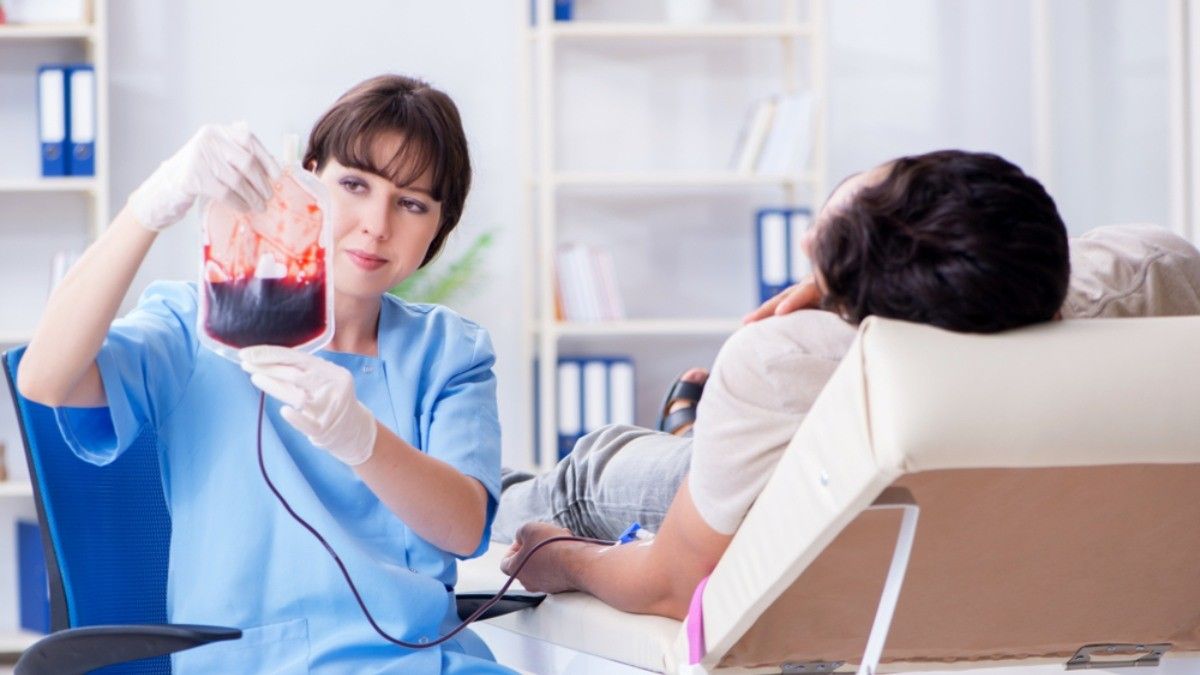 Benarkah Virus Corona Bisa Menular Lewat Transfusi Darah?
