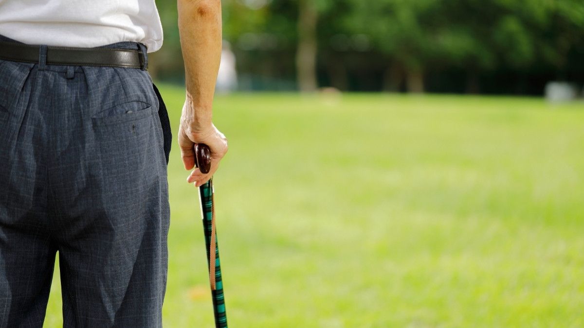 Mengenal Jenis Alat Bantu Jalan Cane dan Crutch