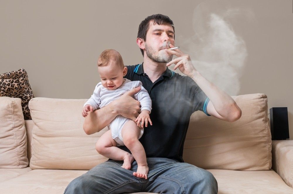 Ayah Merokok, Picu Radang Tenggorokan pada Anak?