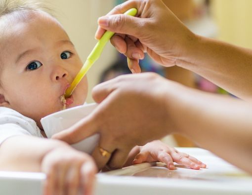 Kapan Bayi Boleh Duduk di Kursi Makan Sendiri?