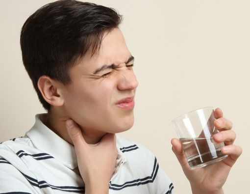 Sakit Tenggorokan Sebelah? Ternyata Ini Penyebabnya!